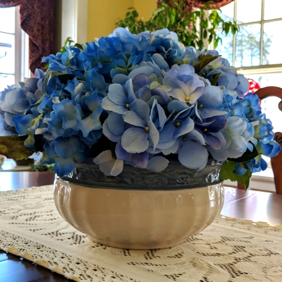 Beautiful ceramic hydrangea arrangement - Picture 2 of 4